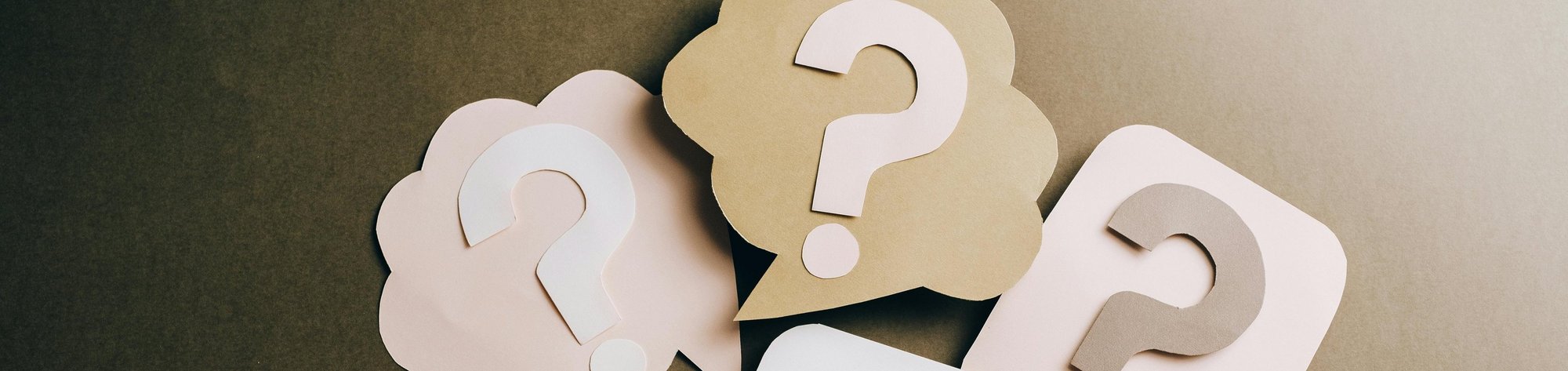 Fragezeichen und Papier